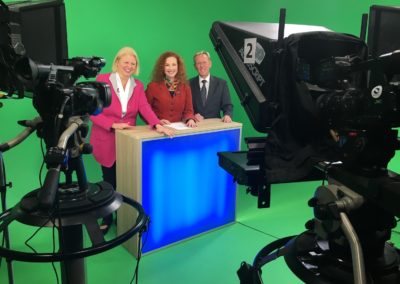 Interview beim Fernsehen. Dr. Anette Schunder Hartung mit TV-Redakteurin Anke Seeling. TV-Moderator der Expertentalkshow Dirk Rabis 02
